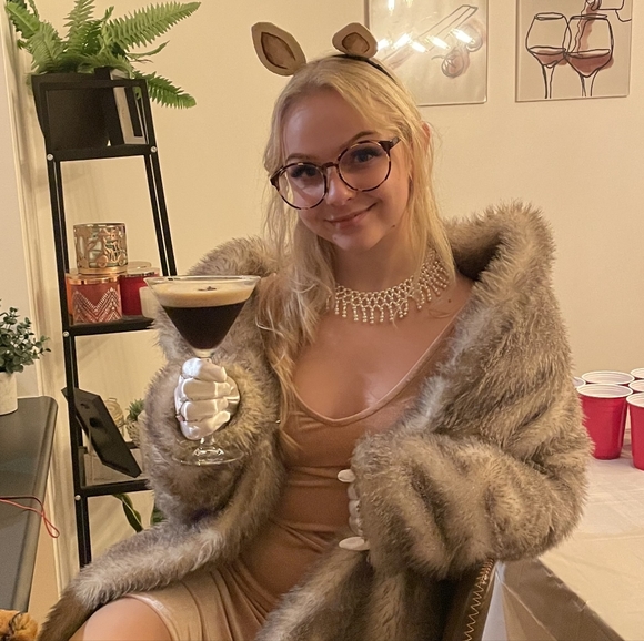 Meet your Posher, Megan - Picture 2 of 2